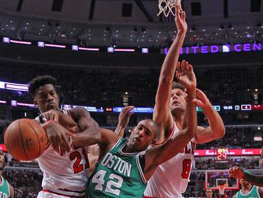 Chicago Bulls guard, Jimmy Butler (kiri) dan center Robin Lopez (kanan) berebut bola dengan Boston Celtics center, Al Horford (tengah) pada laga NBA di United Center, Chicago, Jumat (28/10/2016) WIB.  (Reuters/Dennis Wierzbicki-USA TODAY Sports)