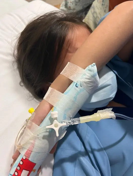 Jumat  pagi Kala meminta ke dokter, dan setelah diperiksa ternyata usus buntu.  Pada hari Sabtunya,  Kala menjalani operasi. Saat persiapan baju untuk masuk rumah sakit, Zaskia baru menyadari  putrinya menulis surat. [Instagram/zaskiadyamecca]