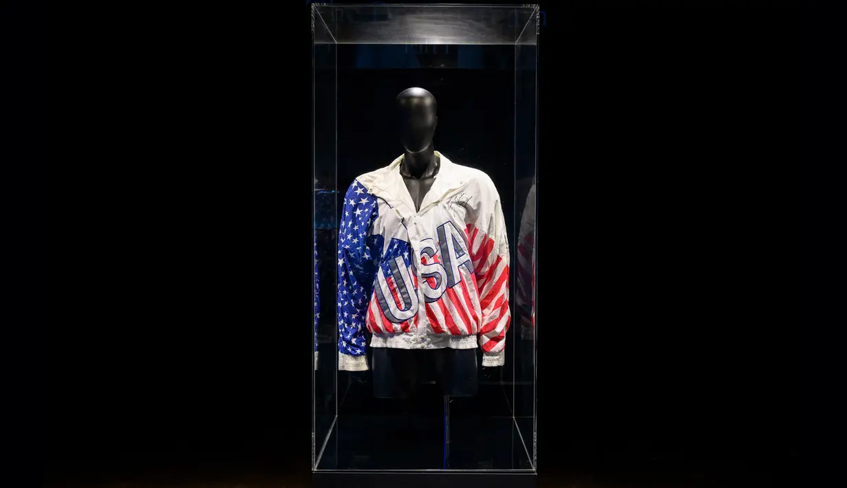 Pertandingan NBA terakhir Michael Jordan terjadi lebih dari dua dekade lalu, tetapi memorabilia miliknya masih bernilai cukup banyak uang. (ANGELA WEISS / AFP)