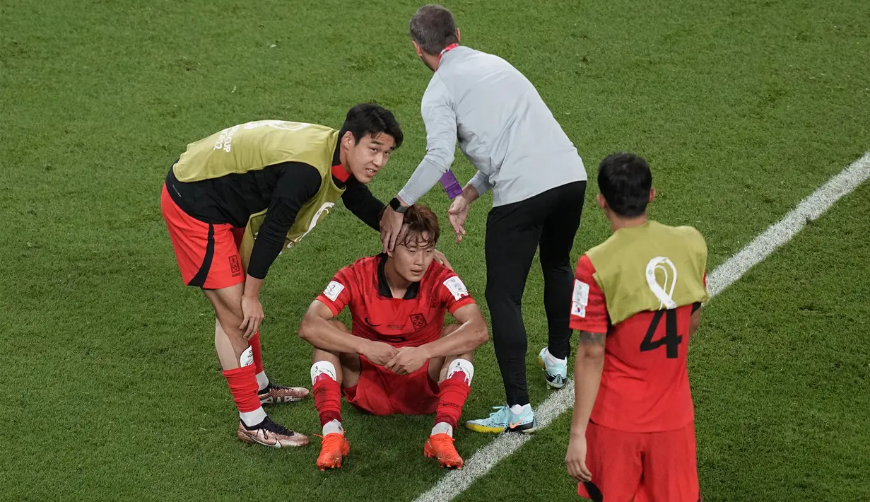 Kekecewaan dan kesedihan pun tak dapat ditutupi ketika laga usai. Sang arsitek, Paulo Bento pun langsung memasuki lapangan untuk menenangkan para pemainnya. (AP Photo/Ebrahim Noroozi)
