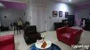 Berikut ruang tamu rumah pasangan Rey Utami dan Pablo. Rumah tampak nyaman dengan warna untuk dinding hingga parabot rumah. Seperti sofa untuk terima tamu. [Foto: KapanLagi.com®/Budy Santoso]