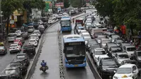 Suasana arus lalu lintas yang terlihat macet di Jalan Warung Buncit, Pejaten, Jakarta, Selasa (21/2). Kemacetan tersebut disebabkan banjir dan genangan air yang merendam sejumlah ruas jalan di Ibu Kota. (Liputan6.com/Immanuel Antonius)