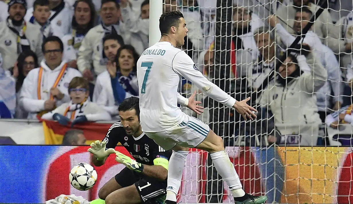 Nomor punggung tersebut begitu melekat dengan Cristiano Ronaldo hingga ia tetap menggunakannya di Real Madrid dan Juventus usai meninggalkan Old Trafford. Sebutan CR7 pun sangat ikonik dan telanjur menjadi brand yang sangat kuat. (Foto: AFP/Oscar Del Pozo)