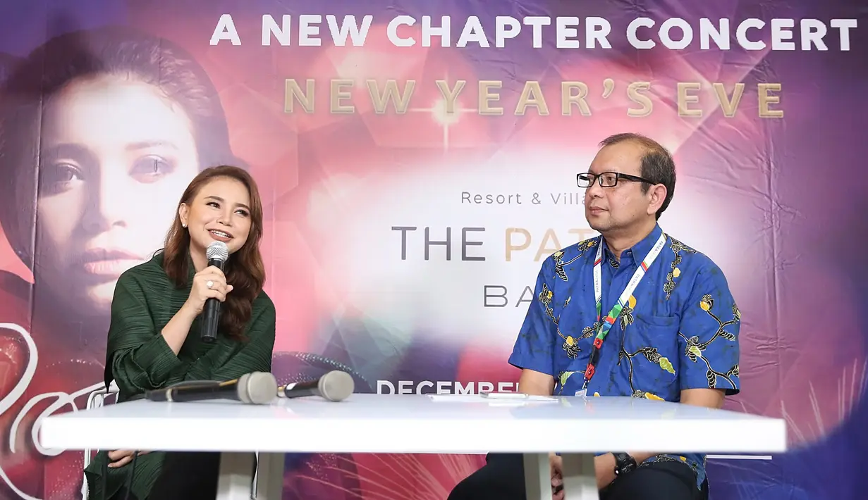 Lantas apa apasan ibu seorang anak itu menerima tawaran kerja di malam tahun baru? Seperti biasa, honor tahun baru memiliki nominal yang lebih besar dibanding manggung reguler. (Bambang E Ros/Bintang.com)