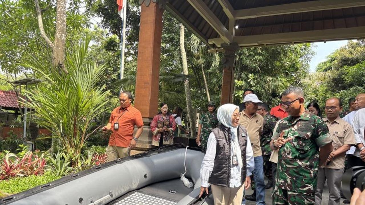 KLH Serahkan Bantuan Perahu Karet untuk Bali, Perkuat Kesiapsiagaan Bencana dan Penanganan Sampah