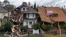 Kerusakan parah akibat badai terlihat pada rumah dan bisnis di Capitol Avenue, Sacramento, California, Amerika Serikat, 10 Januari 2023. Serangkaian badai yang menghantam California telah menyebabkan jalanan terendam banjir, gelombang tinggi air laut, sungai meluap, dan memaksa ribuan orang untuk mengungsi. (Xavier Mascareñas/The Sacramento Bee via AP)