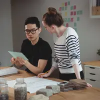 Sahabat Fimela, pernahkah kamu merasa nggak nyaman di kantor dan bingung bagaimana cara menyampaikannya dengan rekan kerjamu? Berikut ini 5 tips cara yang dapat kamu ikuti. [Dok/freepik.com/wavebreakmedia_micro]