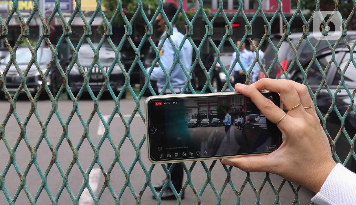 Warga megambil gambar suasana Lembaga Pemasyarakatan (Lapas) Kelas II A Salemba jelang pemindahan terpidana kasus pembunuhan berencana terhadap Nofriyansyah Yosua Hutabarat, Bharada Richard Eliezer Pudihang Lumiu, Jakarta, Senin (27/2/2023). Richard Eliezer resmi dipindahkan dari Rutan Bareskrim Mabes Polri menuju Lembaga Pemasyarakatan (Lapas) Salemba Jakarta Pusat, Senin siang. (Liputan6.com/Herman Zakharia)