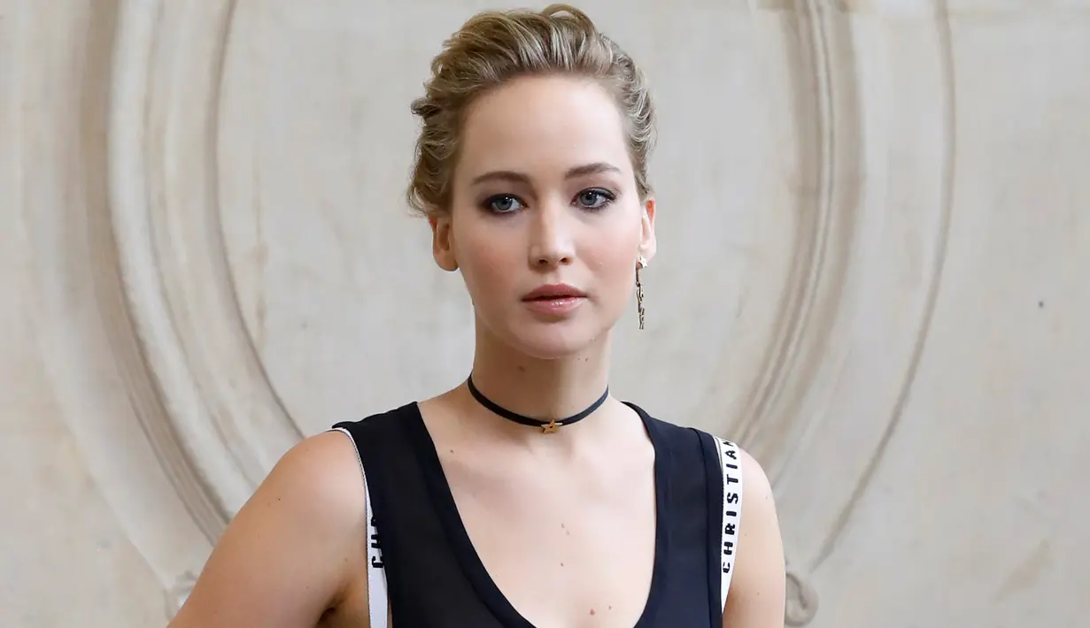 Aktris Jennifer Lawrence berpose sebelum tampil mengenakan koleksi Spring/Summer 2017 Christian Dior pada Paris Fashion Week di Paris, Prancis (30/9). Jennifer Lawrence tampil seksi dengan busana transparan berwarna hitam. (AFP Photo/Patrick Kovarik)