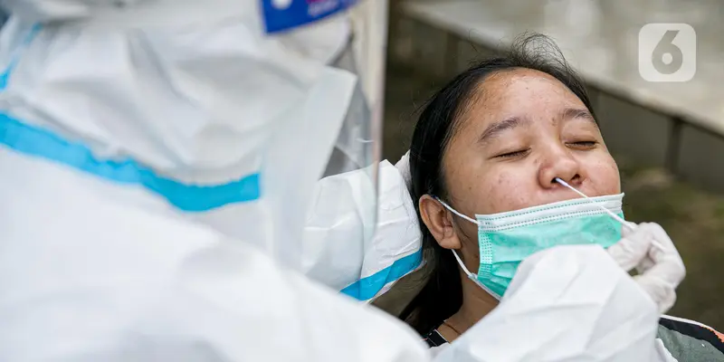 FOTO: Pengungsi Banjir Cipinang Melayu Wajib Swab Antigen COVID-19