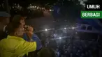 Berita video Manajer tim Persib Bandung, Umuh Muchtar, membagi-bagikan uang kepada Bobotoh setelah konvoi juara Persib U-19.