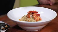 Ada udang dan telur asing membuat spaghetti yang satu ini cukup memenuhi kebutuhan protein sahur. (dok. Masak.tv/Dinny Mutiah)