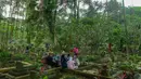 Warga saat berziarah di makam keluarganya di Tempat Pemakaman Umum (TPU) Dreded, Bogor, Jawa Barat, Minggu (15/2/2026). (merdeka.com/Arie Basuki)