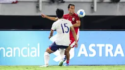 Pemain Timnas Indonesia, Miliano Jonathans (kanan) berusaha melewati penjagaan pemain Chinese Taipei, Huang Tzu-ming dalam laga FIFA Matchday di Stadion Gelora Bung Tomo (GBT), Surabaya, Jumat (05/09/2025). (Bola.com/Abdul Aziz)