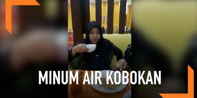 VIDEO: Asyik Ngobrol, Emak-Emak Tak Sadar Minum Air Kobokan