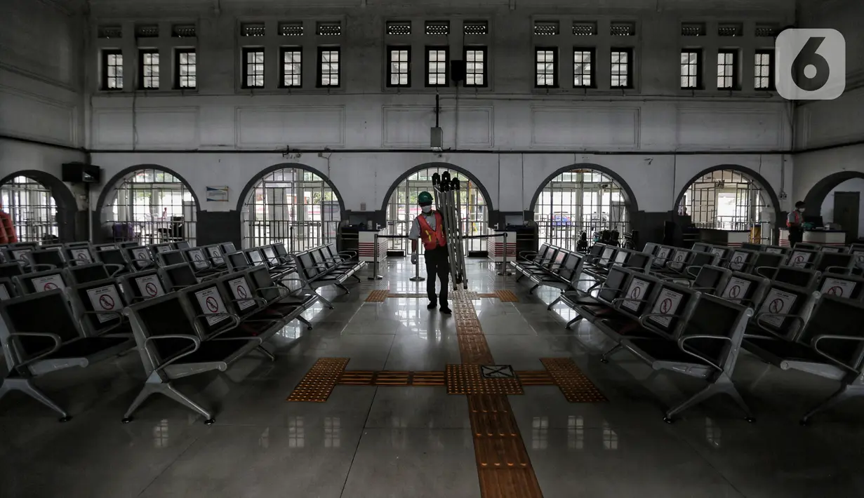 Petugas berjalan di Stasiun Pasar Senen, Jumat (24/4/2020). Terkait larangan mudik Lebaran 2020, Stasiun Pasar Senen untuk sementara tidak melayani keberangkatan kereta jarak jauh dari tanggal 24 sampai 30 April 2020 mendatang. (Liputan6.com/Johan Tallo)