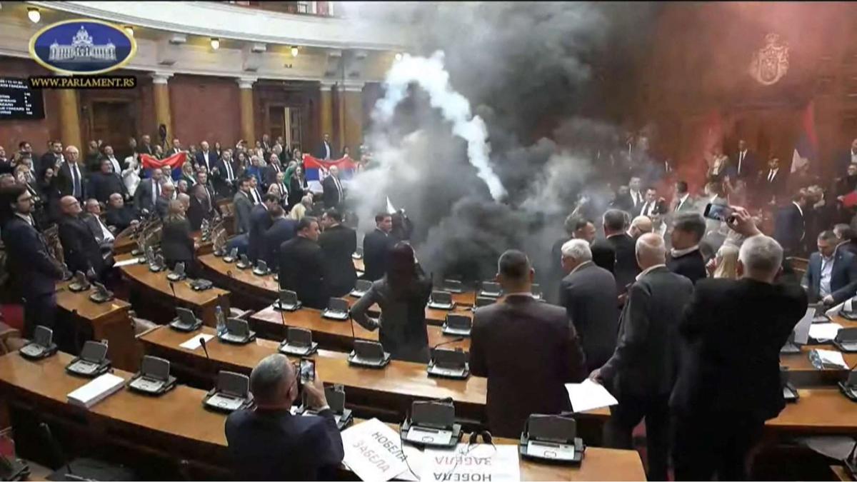 Kericuhan di sidang parlemen Serbia
