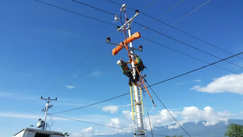 Petugas PLN Tengah Menyambung Tegangan Listrik ke Sistem 20 KV