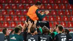 Pemain Werder Bremen merayakan keberhasilan bertahan di kompetisi Bundesliga usai menahan imbang Heidenheim 1846 di laga play-off leg kedua, Selasa (7/7/2020) dini hari WIB. Bremen bermain imbang 2-2 atas Heidenheim. (AFP/Kai Pfaffenbach/pool)