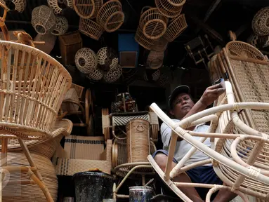 Pekerja menyelesaikan proses produksi dari bahan baku rotan, Jakarta, Rabu (6/1/2016). Masyarakat Ekonomi ASEAN (MEA) resmi berlaku pada tahun 2016. Pemerintah terus berupaya menguatkan pengelolaan usaha mikro kecil menengah. (Liputan6.com/Johan Tallo)