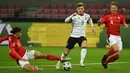 Penyerang Jerman, Timo Werner, berebut bola dengan bek Swiss, Ricardo Rodriguez, pada laga lanjutan UEFA Nations League 2020/2021 di RheinEnergie Stadion, Rabu (14/10/2020). Jerman bermain imbang 3-3 atas Swiss. (AFP/Ina Fassbender