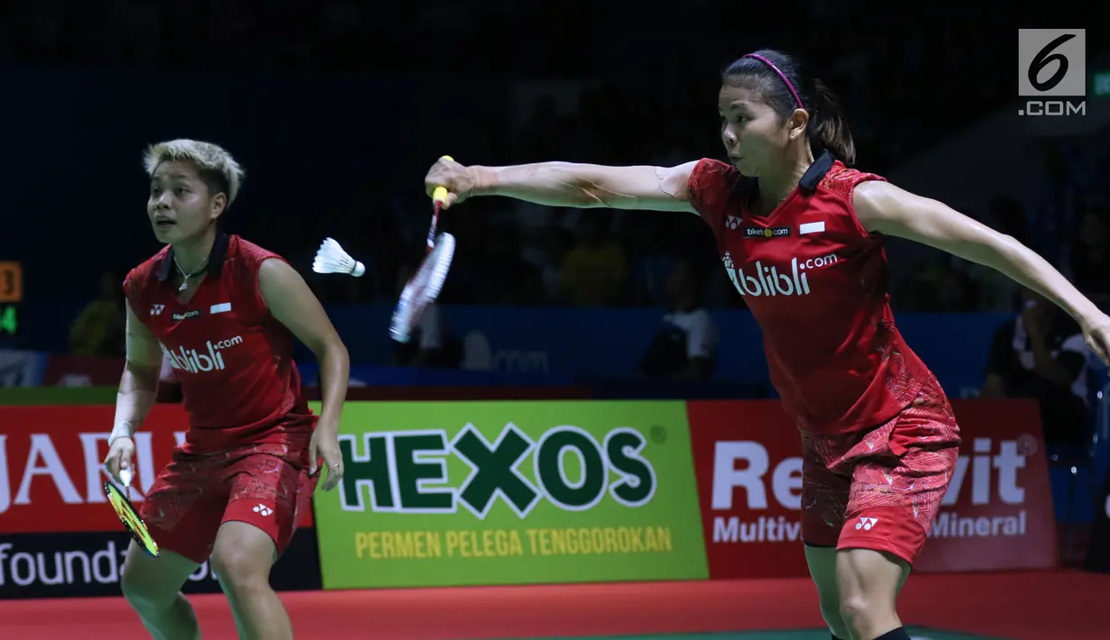 Ganda putri Indonesia Greysia Polii/Apriyani Rahayu mengembalikan kok ke arah Yuki FukuShima/Sayaka Hirota (Jepang) di 8 besar Indonesia Open 2018, Istora GBK, Jumat (6/7). Greysia/Apriyani kalah 14-21,20-22. (Liputan6.com/Helmi Fithriansyah)