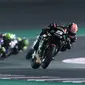 Pembalap Yamaha Tech 3, Johann Zarco saat masih memimpin balapan MotoGP Qatar 2018 di Sirkuit Losail. (KARIM JAAFAR / AFP)