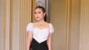 Outfit kondangan simple lainnya ditunjukkan Prilly Latuconsina dengan mengenakan atasan putih square sweetheart collar yang manis dipadukan dengan rok lilit. Outfit ini cocok untuk acara pernikahan yang digelar di rumah. (instagram/prillylatuconsina96)