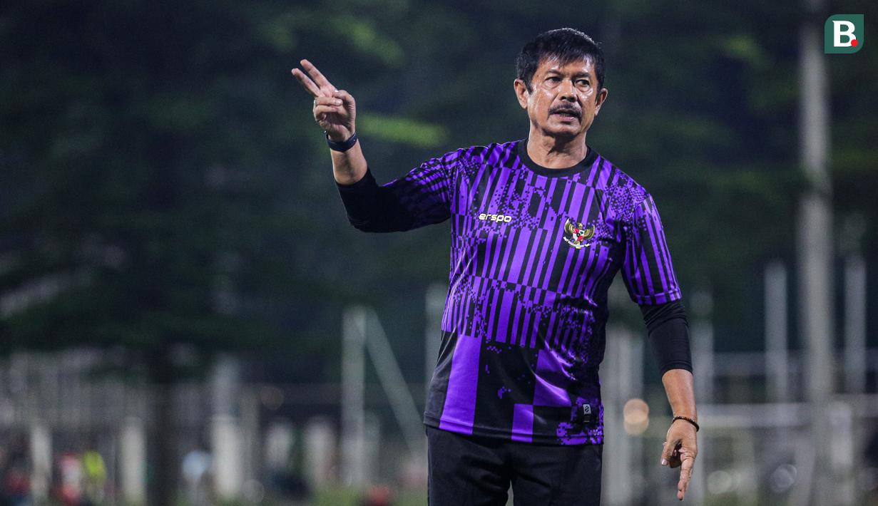 Pelatih kepala Timnas Indonesia U-20, Indra Sjafri memberikan arahan kepada pemainnya saat pemusatan latihan yang berlangsung di Lapangan B, Senayan, Jakarta, Jumat (15/03/2024) malam. (Bola.com/Bagaskara Lazuardi)
