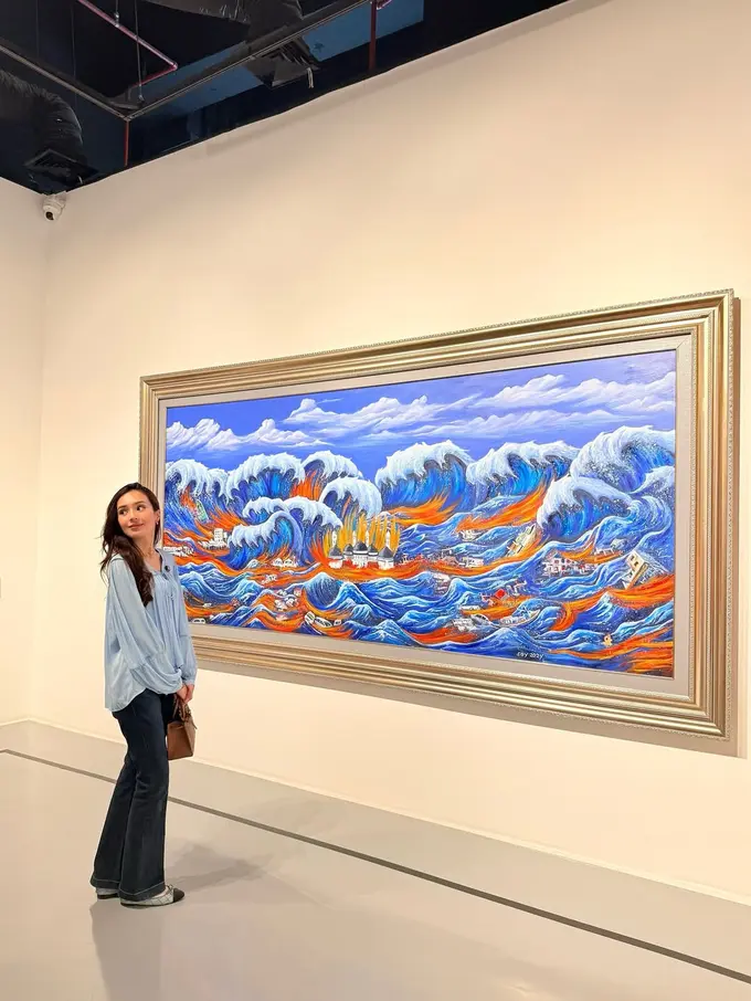 OOTD Casual Beby Tsabina Kunjungi Pameran Seni, Stylish dengan Jinjing Tas Brand Lokal Rp4 Jutaan