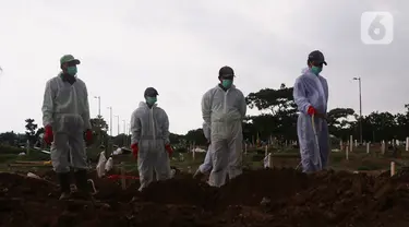 Petugas melakukan pemakaman dengan prosedur Covid-19 di TPU Tegal Alur, Jakarta, Minggu (3/12/2021). TPU khusus jenazah Covid-19 di Pondok Ranggon telah terisi penuh, baik untuk jenazah muslim maupun nonmuslim. (Liputan6.com/Angga Yuniar)