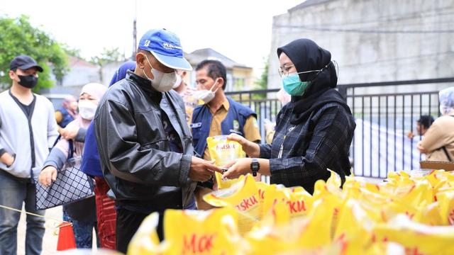 Sebanyak 4 ribu liter minyak goreng yang dijual murah, langsung ludes diserbu masyarakat saat operasi pasar di Lapangan Palm Botol Pinang, Kota Tangerang, Senin (10/1/2022).