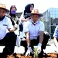 Wali Kota Bengkulu Helmi Hasan dan Wakil Wali Kota Dedy Wahyudi mengajak warga memanfaarkan lahan kosong dengan menanam tanaman produktif. (Liputan6.com/Yuliardi Hardjo)