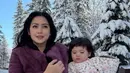 Liburan akhir tahun ini menjadi liburan musim dingin yang menyenangkan dengan hamparan salju. Bahkan ini menjadi salju pertama bagi putrinya, saat itu ia tampil mengenakan jaket berbulu ungu dipadukan rok tartan coklat dan legging hitamnya.  [@inijedar]