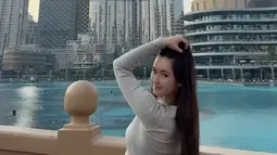 Dalam momen lain, Vika tampil anggun berpose di depan Burj Khalifa dengan latar air mancur yang memukau. Pesona Viktoriya Kolesnaya semakin terpancar, seolah mempertegas hubungan mereka yang penuh cinta dan kemesraan. Potret ini pun menjadi salah satu sorotan yang banyak mendapat pujian dari penggemar. (Liputan6.com/IG/@vika.kolesnaya)