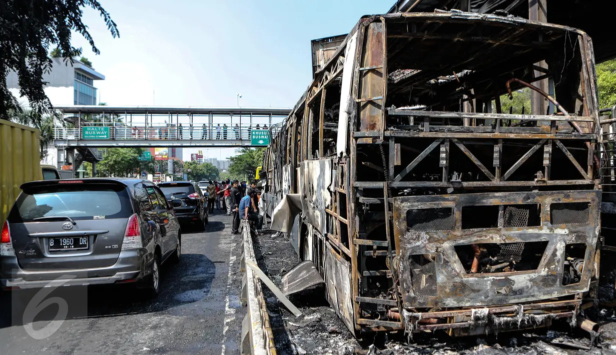 Kondisi Bus Transjakarta yang terbakar di Halte UI Salemba, Jakarta, Jumat (3/7). Bus Koridor V jurusan Ancol-Kampung Melayu tersebut terbakar sekitar pukul 08.30 WIB dan tidak menelan korban jiwa. (Liputan6.com/Faizal Fanani)
