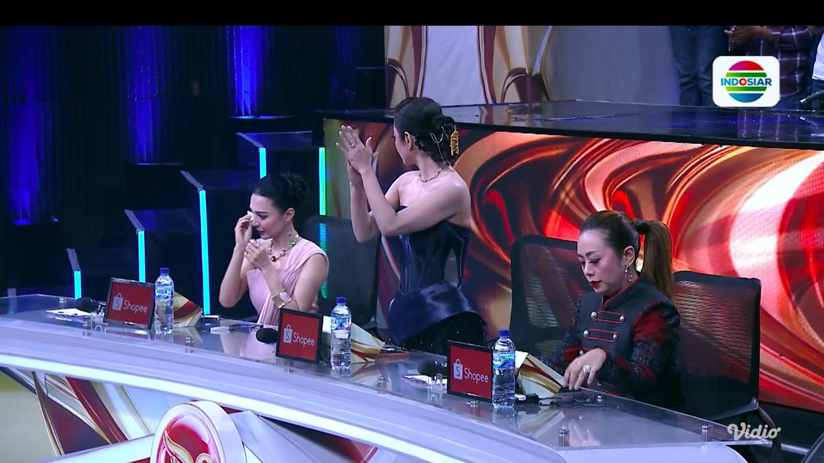 Wika Salim - Selfi Yamma Menangis Usai Rangga Dangdut Academy 8 Nyanyikan 'Kehilangan'