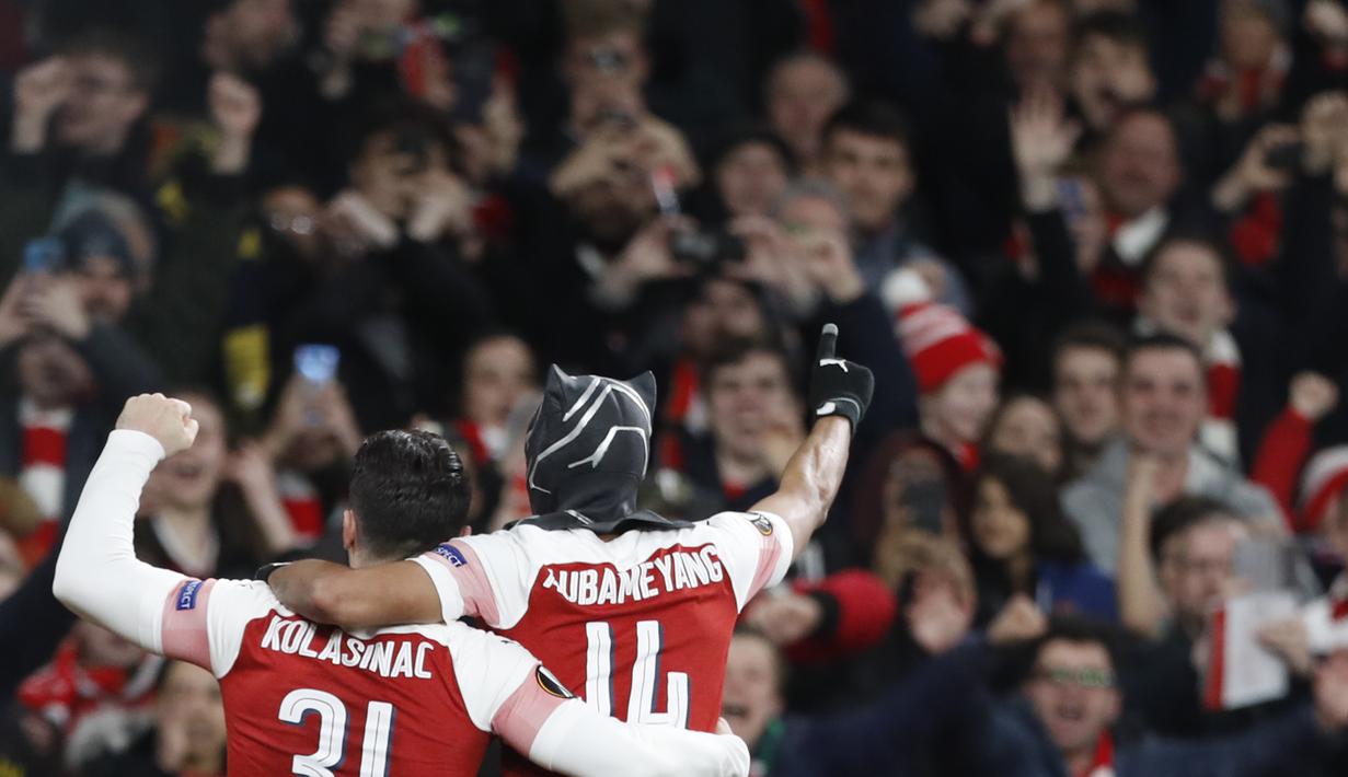 Selebrasi tersebut adalah selebrasi pertama Aubameyang selama berseragam Arsenal. Auba beralasan ia melakukan selebrasi tersebut agar dianggap cepat seperti Black Panther. (AP/Alastair Grant)