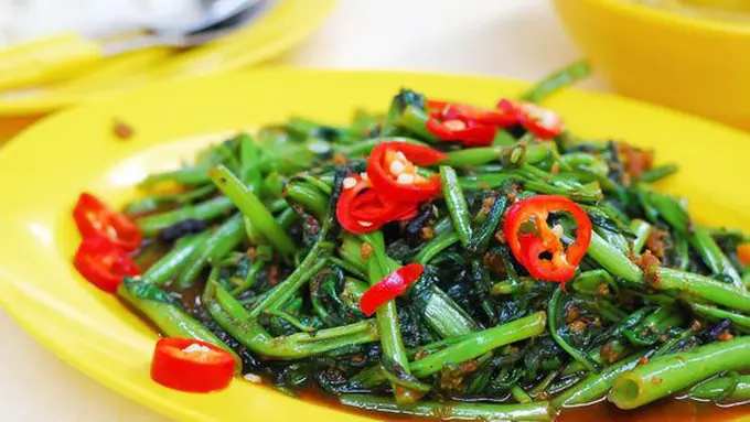 Mengolah kangkung./Copyright shutterstock.com