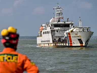Kapal Negara (KN) Masalembo yang membawa korban kebakaran kapal KM Mutiara Sentosa II bersiap untuk bersandar di Dermaga Jamrud Utara, Pelabuhan Tanjung Perak, Surabaya, Jawa Timur, Selasa (4/8/2026). (AFP/ Juni Kriswanto)