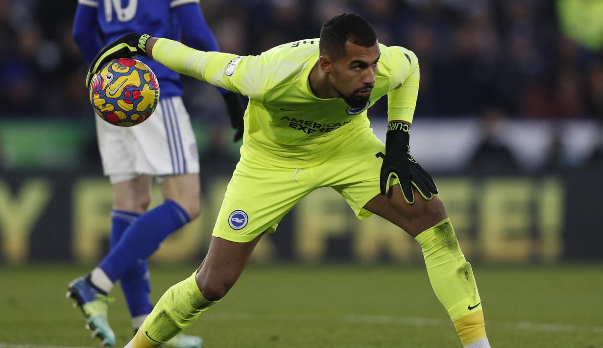 Robert Sanchez, kiper berusia 24 tahun yang kini memasuki musim ke-4 bersama Brighton and Hove Albion mampu tampil apik musim ini. Ia mampu membuat 7 kali clean sheet dari 28 laga di Liga Inggris menyamai catatan David De Gea. Ia hanya kebobolan 37 gol berbanding 40 milik De Gea. (AFP/Adrian Dennis)