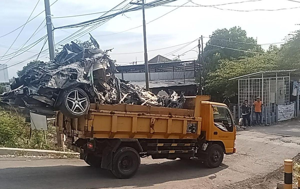 Ada Mobil Mercy Ditemukan Ringsek Tertimbun Reruntuhan Bangunan Musala di Ponpes Al Khoziny Sidoarjo