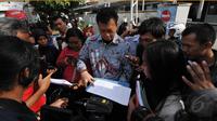 Ade Yuliawan kuasa hukum Zainal Abidin memberikan keterangan kepada wartawan di Dermaga Wijaya Pura, Jawa Tengah, Kamis (5/3/2015). (Liputan6.com/Johan Tallo)