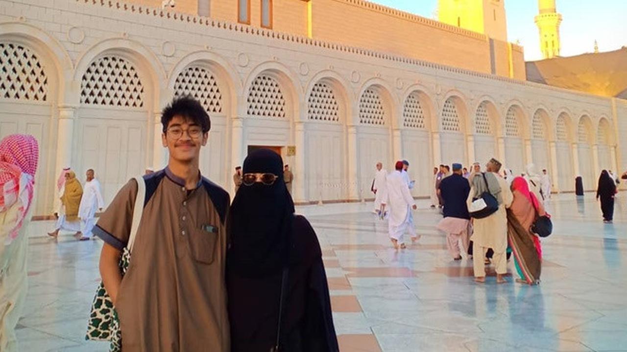 5 Potret Kedekatan Abidzar dengan Umi Pipik, Selalu Mesra