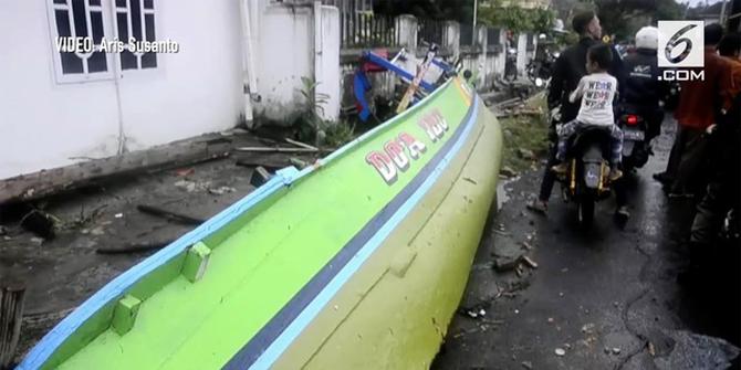 VIDEO: Tsunami Hempaskan Perahu Sampai Halaman Rumah