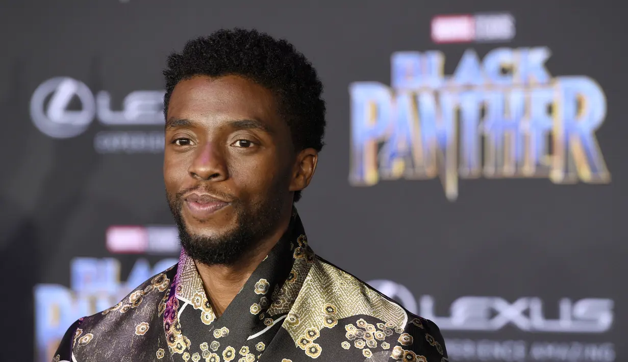 Chadwick Boseman, anggota pemeran dalam "Black Panther," berpose saat pemutaran perdana film tersebut di Los Angeles pada 29 Januari 2018. Chadwick Boseman meninggal di usia 43 tahun. (AP Photo/Chris Pizzello)