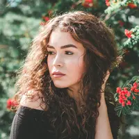 ilustrasi penyebab rambut ikal/Jonas Svidras/unsplash