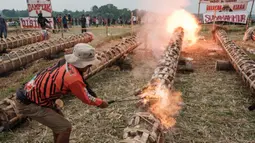 Festival ini tidak hanya sebagai sarana hiburan rakyat, tetapi juga menjadi ajang silaturahmi antarwarga. (Yasuyoshi CHIBA/AFP)
