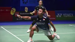 Ganda Campuran Indonesia, Rehan Naufal Kusharjanto/Lisa Ayu Kusumawati berusaha mengembalikan shuttle cock saat menghadapi pasangan China, Zheng Si Wei/Huang Ya Qiong pada laga semifinal All England 2023 di Utilita Arena, Birmingham, Inggris, Sabtu (18/3/2023) malam WIB. Rehan/Lisa kalah rubber game 17-21, 21-13 dan 13-21. (AP Photo/Rui Vieira)