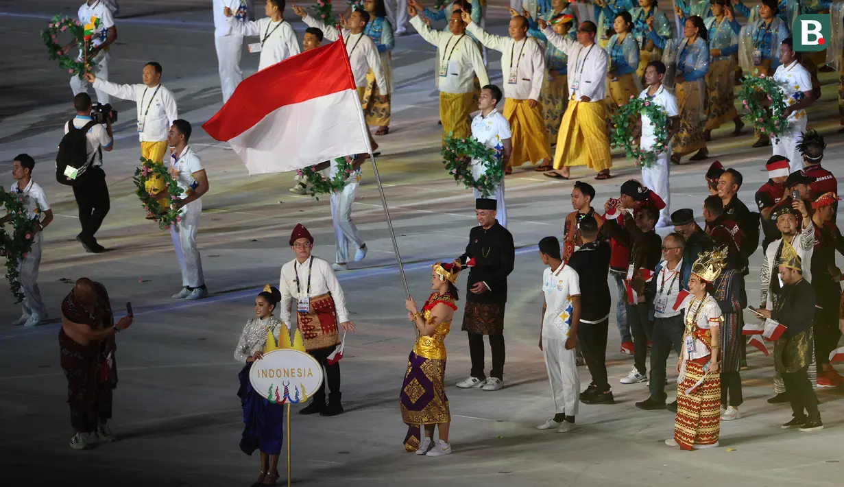 Tampil di urutan kedua setelah Brunei Darussalam, Flairene Candrea memimpin perwakilan Kontingen Indonesia yang berjumlah 45 orang, yang terdiri dari 25 atlet dan ofisial, 15 perwakilan Chief de Mission (cdm) dan sisanya perwakilan Komite Eksekutif NOC Indonesia. (Bola.com/Abdul Aziz)